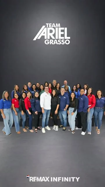 Equipo de Team Ariel Grasso reunido bajo su logo y la marca REMAX Infinity