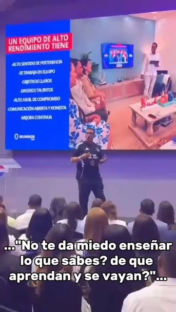 Ariel Grasso impartiendo formación sobre equipos de alto rendimiento ante una audiencia