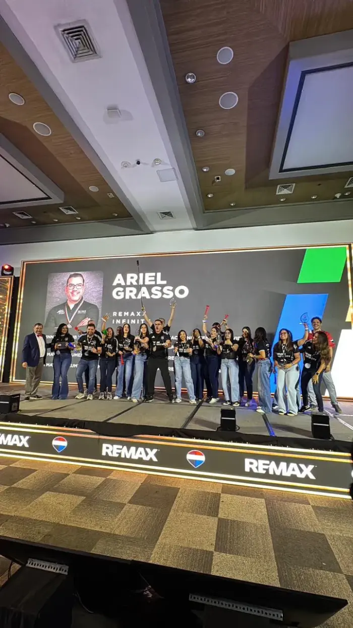 Integrantes de REMAX Infinity junto a sus trofeos