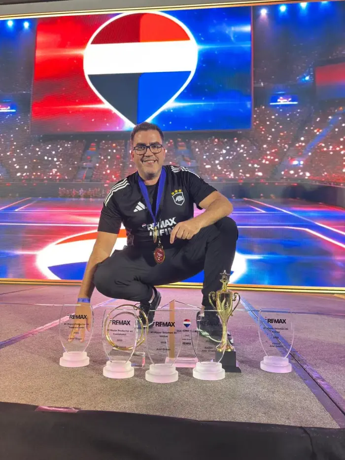 Ariel Grasso con medalla y reconocimientos de producción